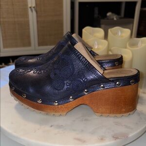 D‘Zanti blue shiny clogs size 8